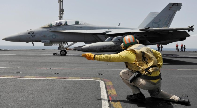 Жесты на авианосце