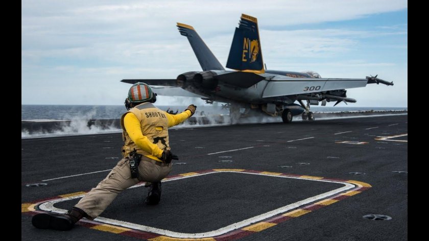 Ф-18 Хорнет на авианосце