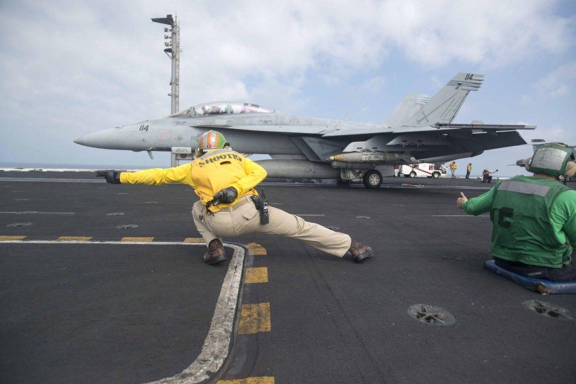 Регулировщик на авианосце