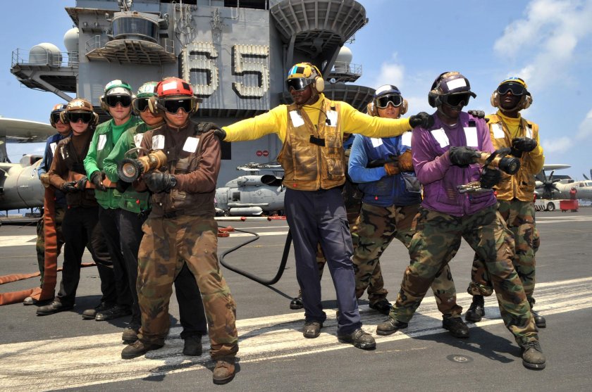 Работники авианосца