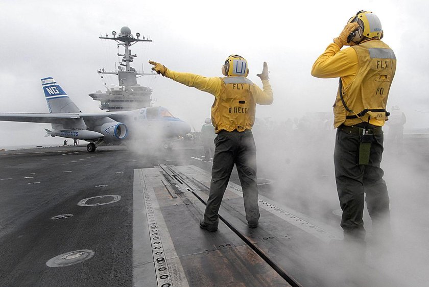 Регулировщик на взлетной полосе