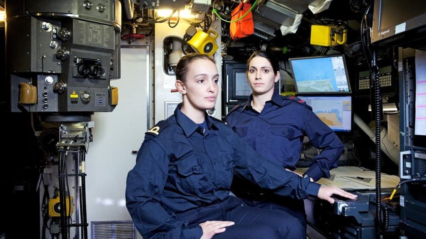 Девушки на подводной лодке