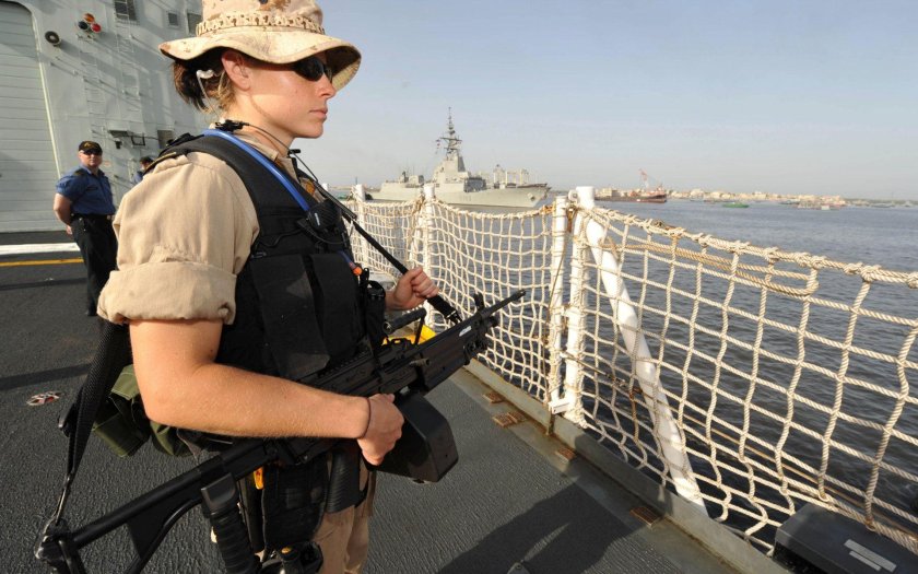 Девушки с оружием на корабле