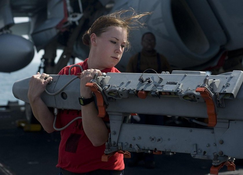 Девушка авиационный техник