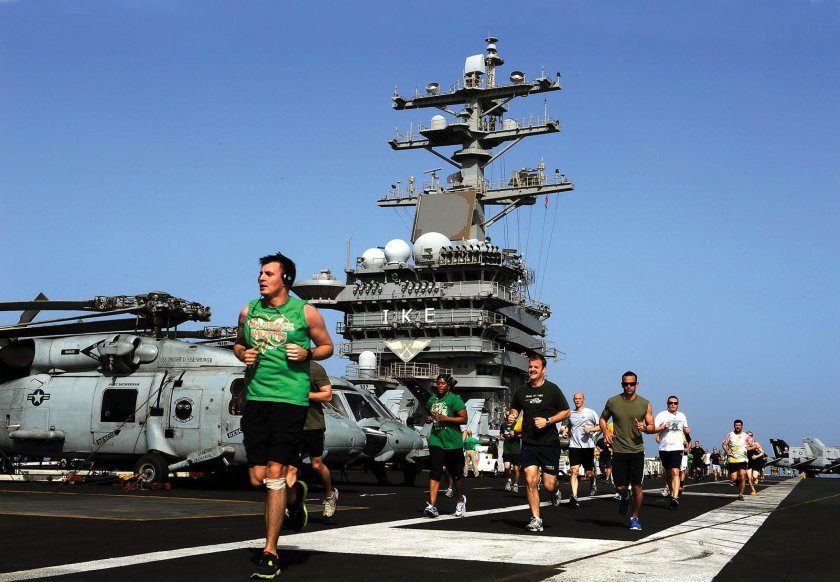 Техник на авианосце