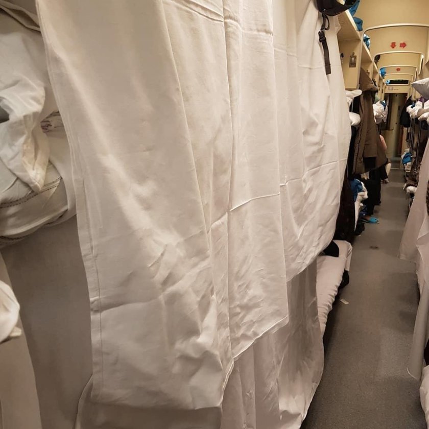 Простынь в плацкарте