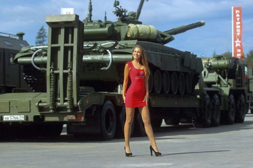 Девушки на военной технике