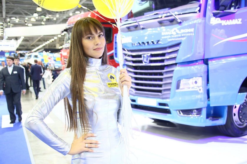 Девушки и КАМАЗ