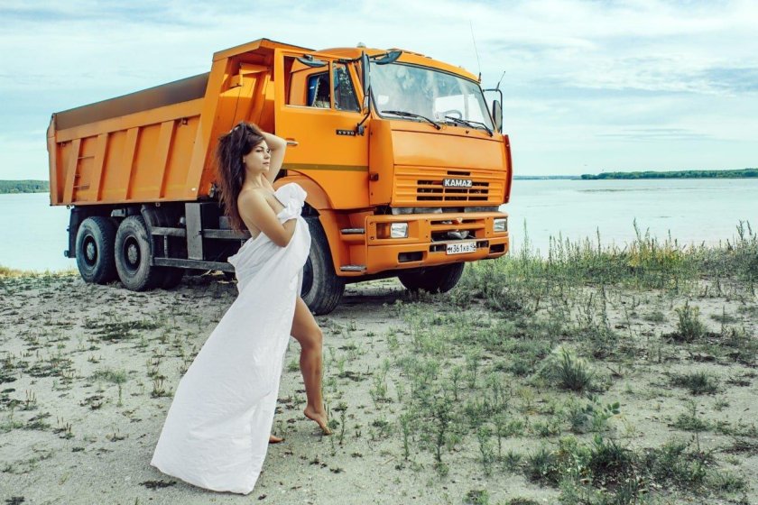 Девушки и КАМАЗ