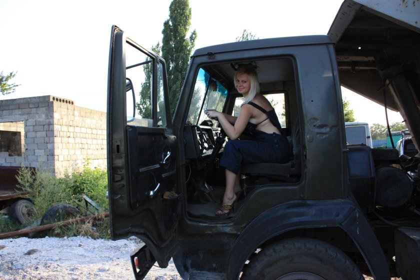 Девушки и КАМАЗ