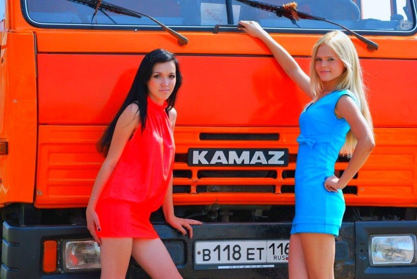 Девушки и КАМАЗ