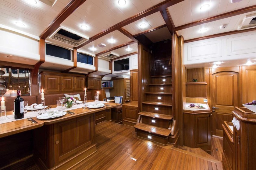 Яхта Чекмезова интерьер