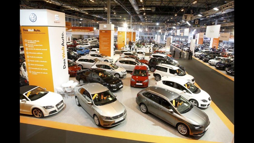 Машины в автосалоне