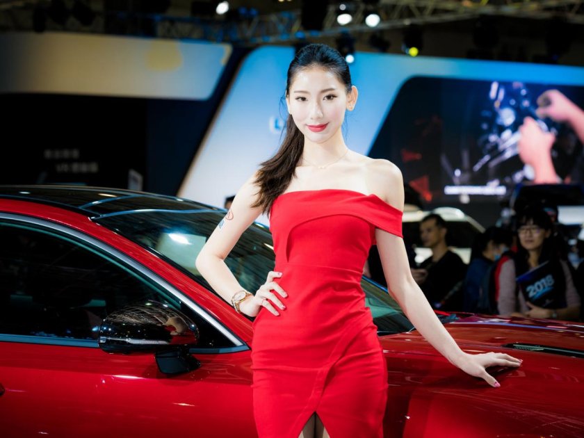 Азиатка на выставке