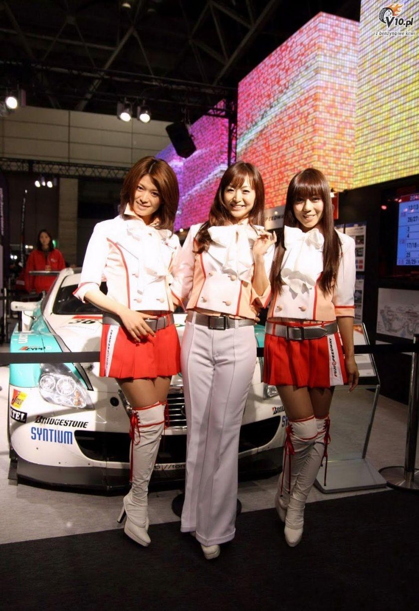 Автосалон в Токио девушки