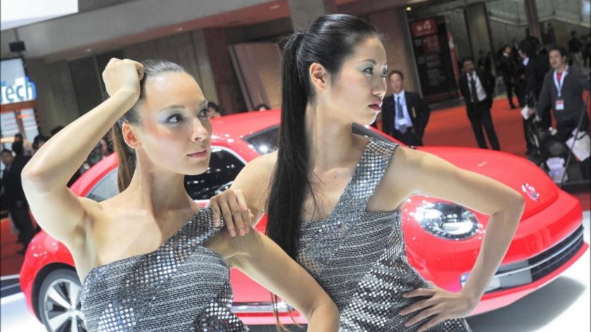 Автосалон в Токио девушки
