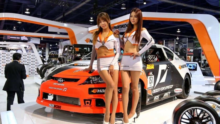 Девушки на выставке машин