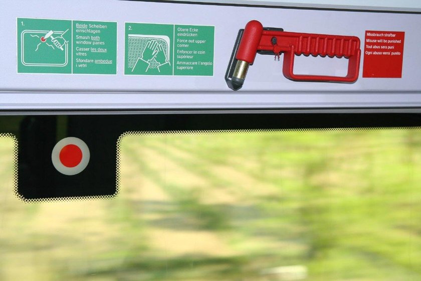 Аварийный молоток для разбивания стекла автобуса