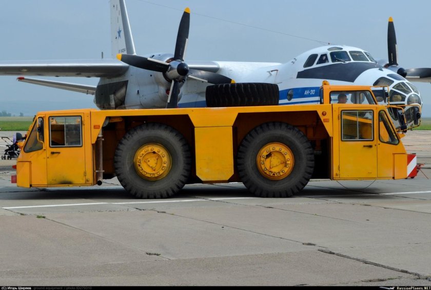 Аэродромный тягач БЕЛАЗ-74212