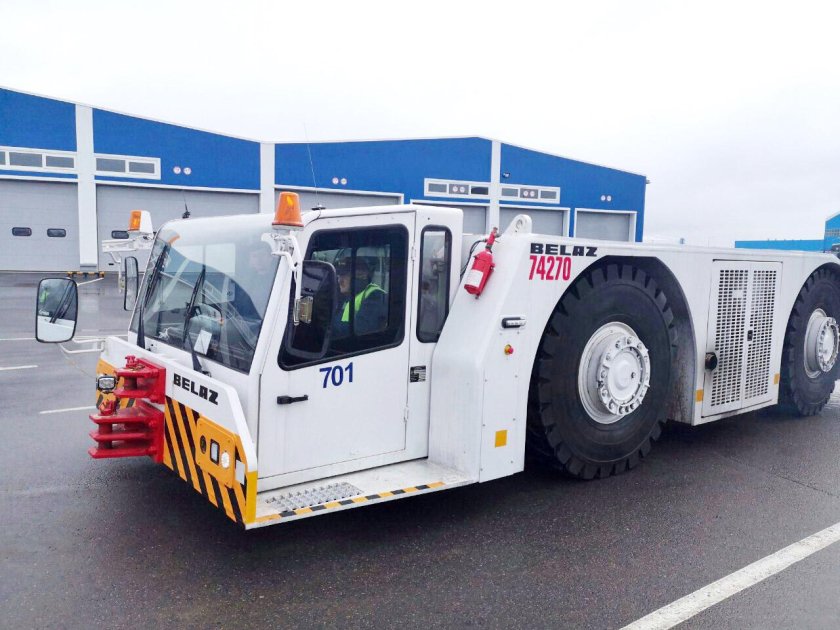 Аэродромный тягач БЕЛАЗ-74270