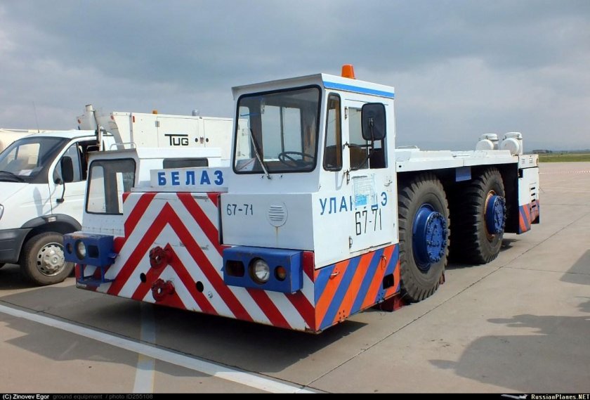 Аэродромный тягач БЕЛАЗ 6411