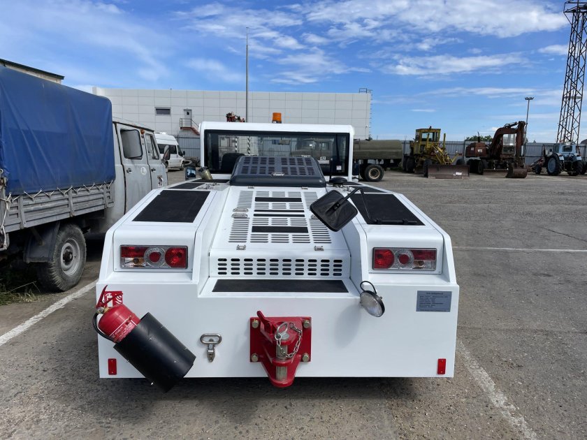 Аэродромный тягач БЕЛАЗ 6411