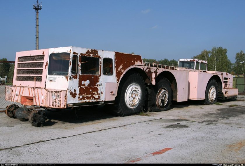 Аэродромный тягач МОАЗ