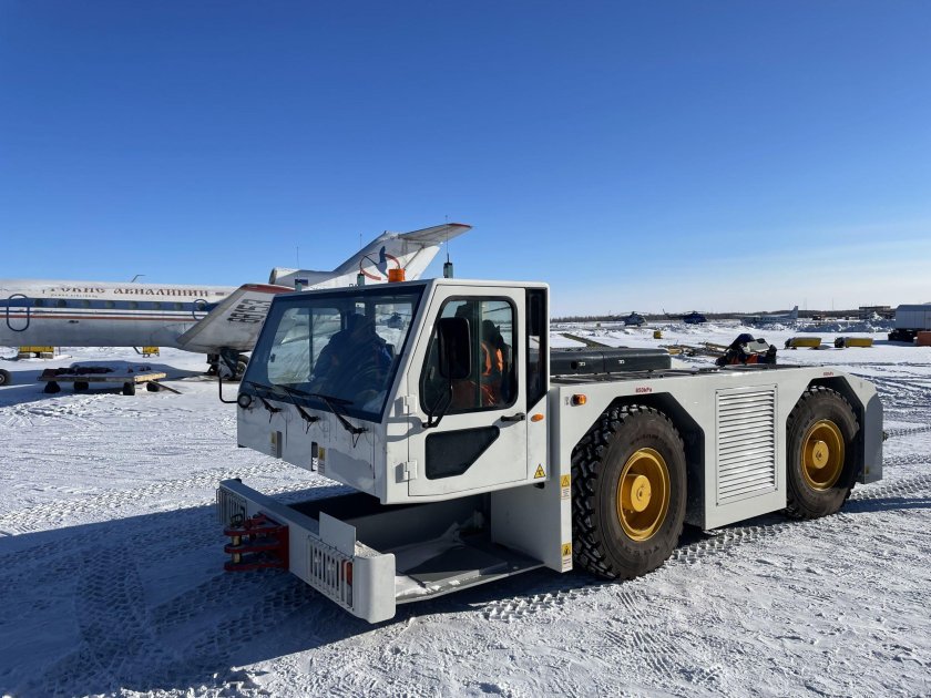 Аэродромный тягач белаз-74270