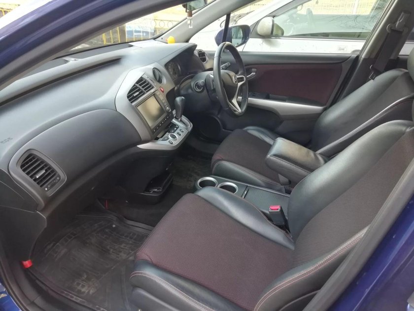 Honda Stream 2010 салон