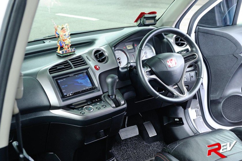 Honda Stream 2011 салон