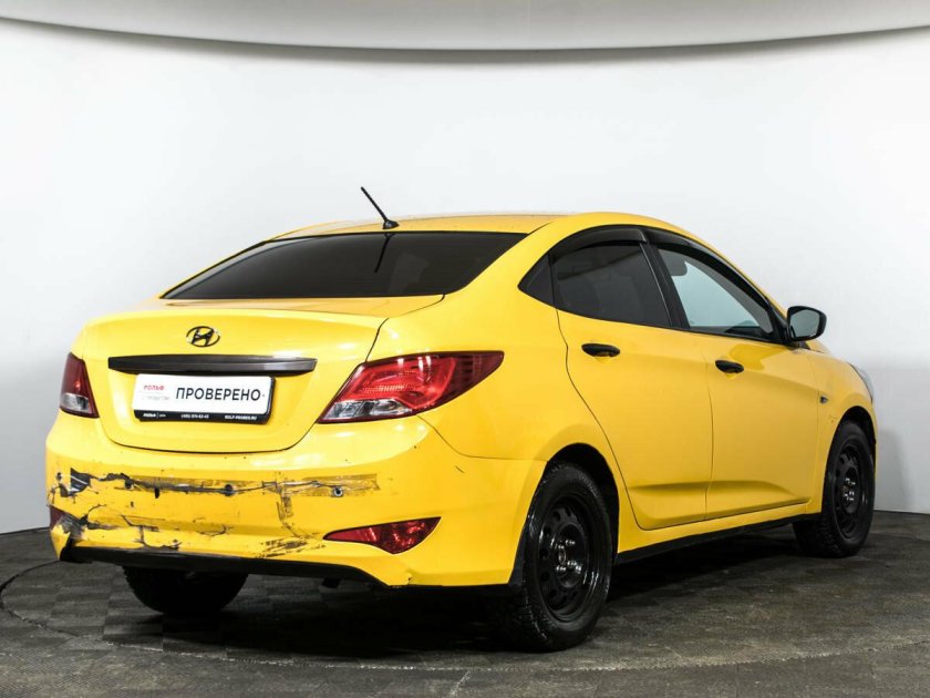 Желтый Хендай седан