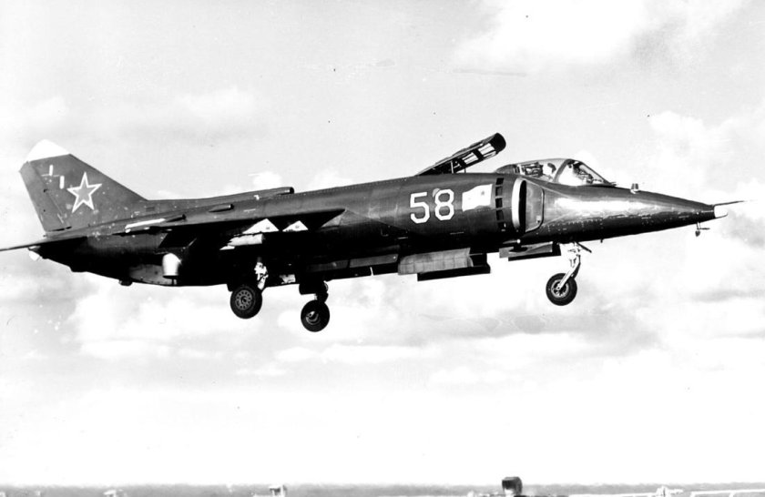 Штурмовик палубный як-38м
