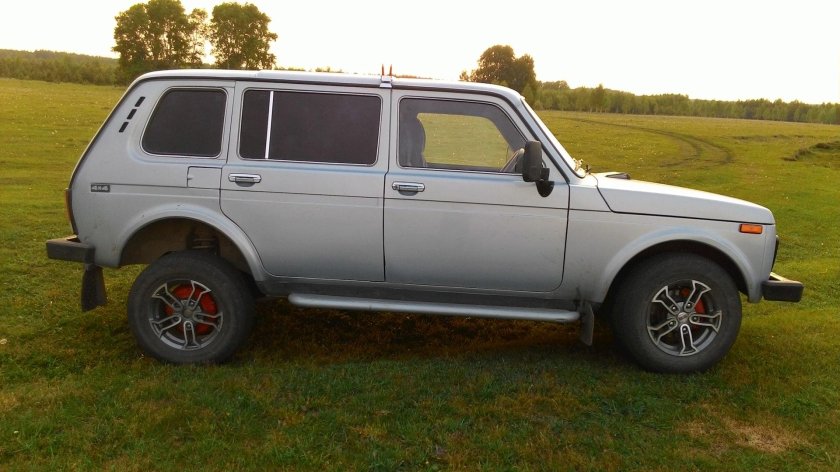 Нива 2131 сбоку