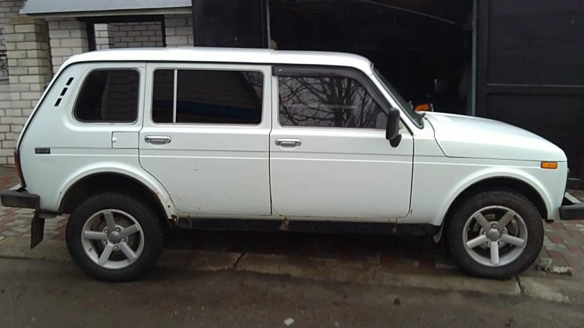 Нива 2131 белая