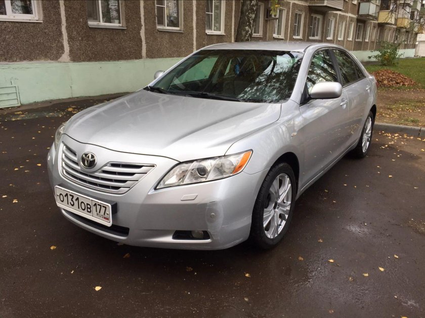 Тойота Камри серая 2008