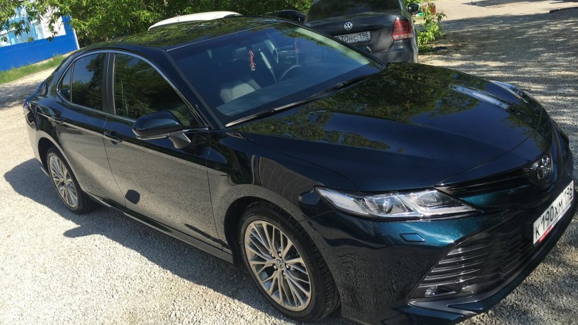 Темно синяя Камри 70