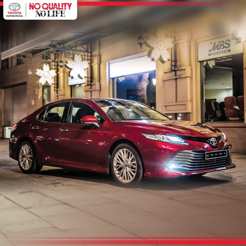Тойота Камри 2020 красная