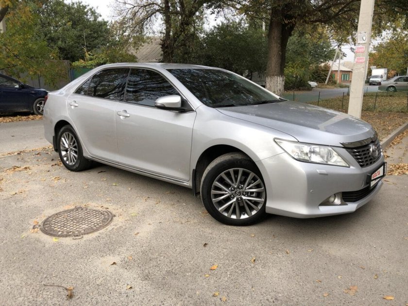 Toyota Camry v50 серебристый