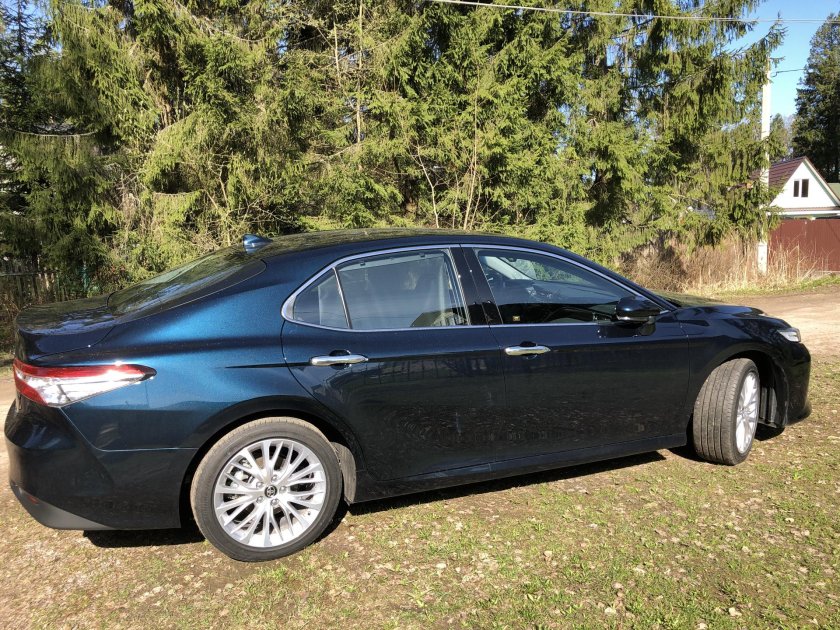 Темно зеленая Камри 70