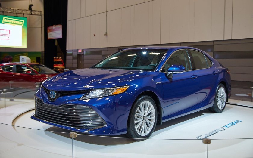 Тойота Камри 2021 синяя