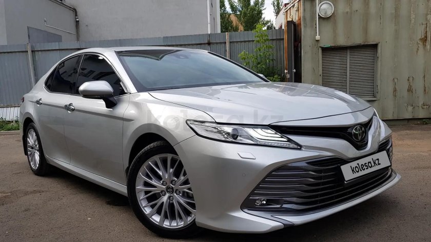 Тойота Камри 70 серебристая