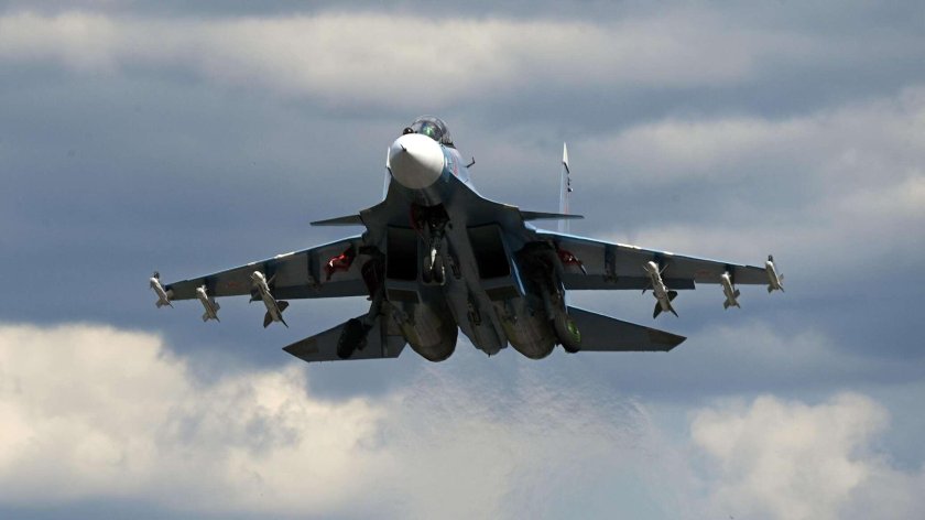 Самолет атакует корабль