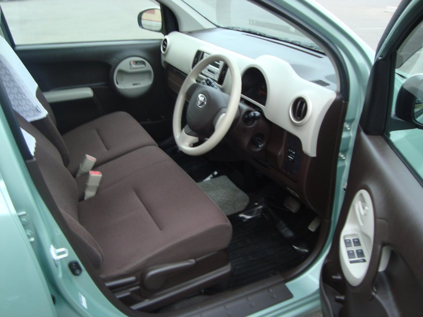 Тойота Пассо 1 поколение салон