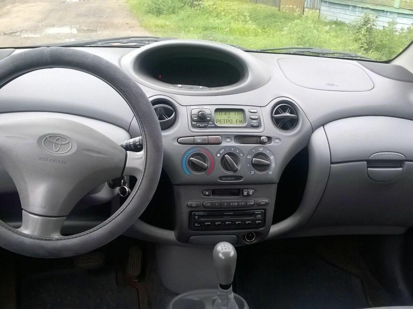 Тойота Ярис 1999 1.0