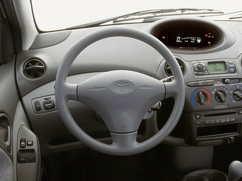 Тойота Ярис 1999 салон