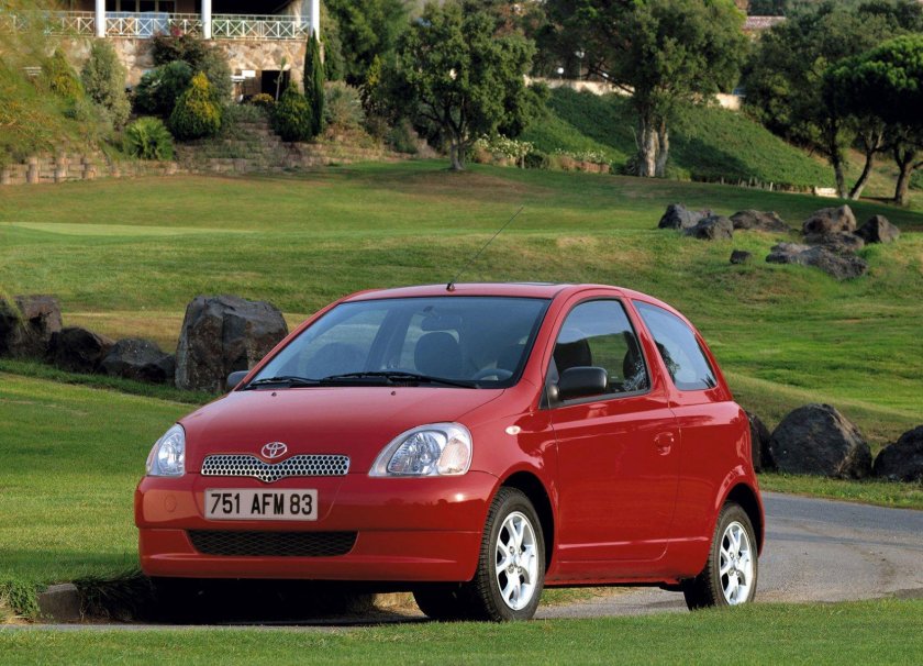 Тойота Ярис 1 поколения