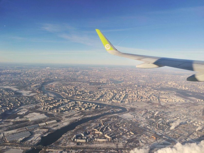 Ночной аэропорт в Челябинске из иллюминатора самолета