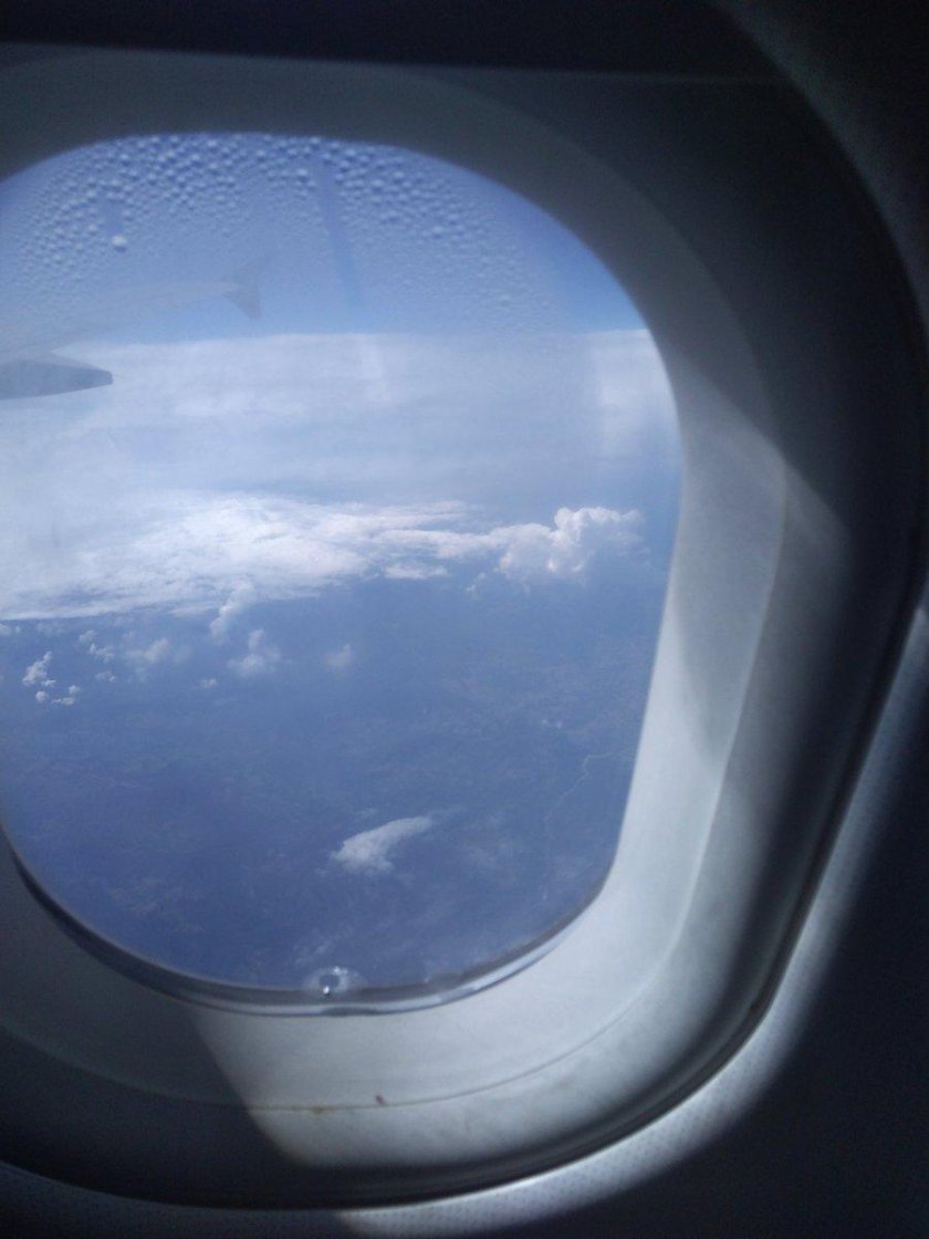 Вид из иллюминатора самолета на крыло