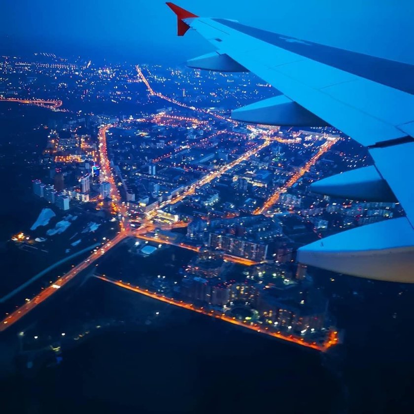 Ночной аэропорт в Челябинске из иллюминатора самолета