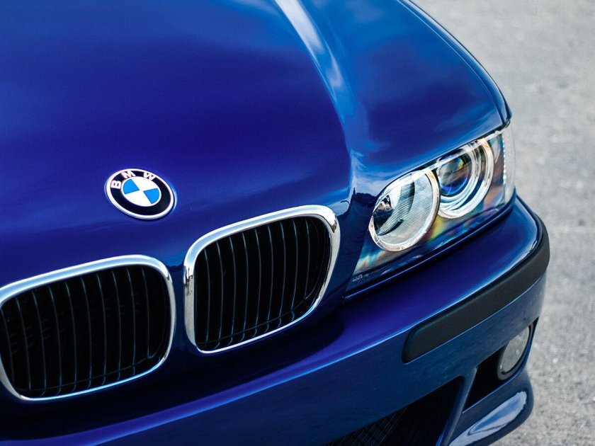 Синяя БМВ номера 500 05